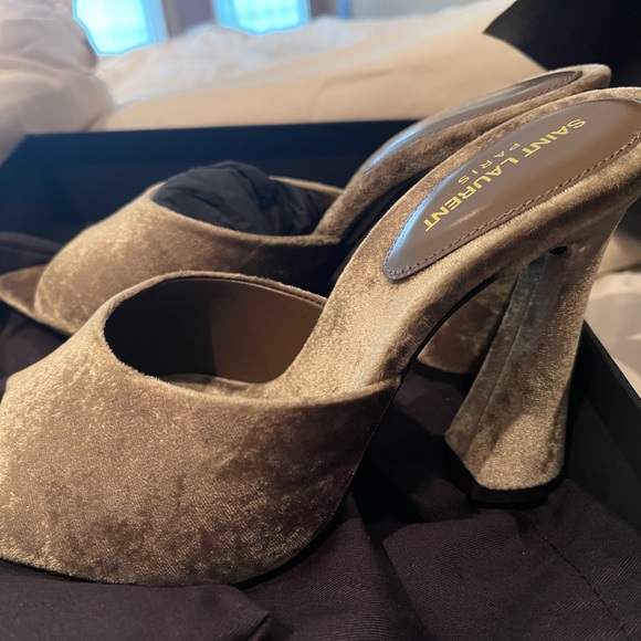NIB YSL Saint Laurent dove grey velour heels size 36 - Picture 3 of 10